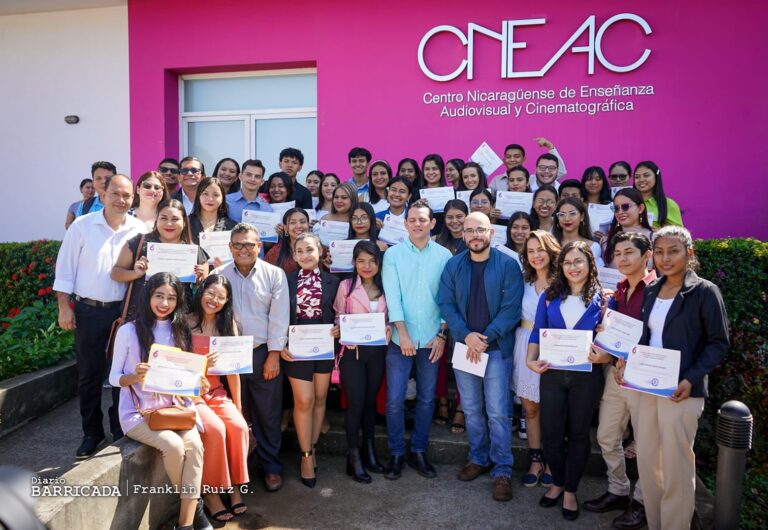 Entregan reconocimiento a 41 estudiantes de comunicaciones que culminaron sus prácticas