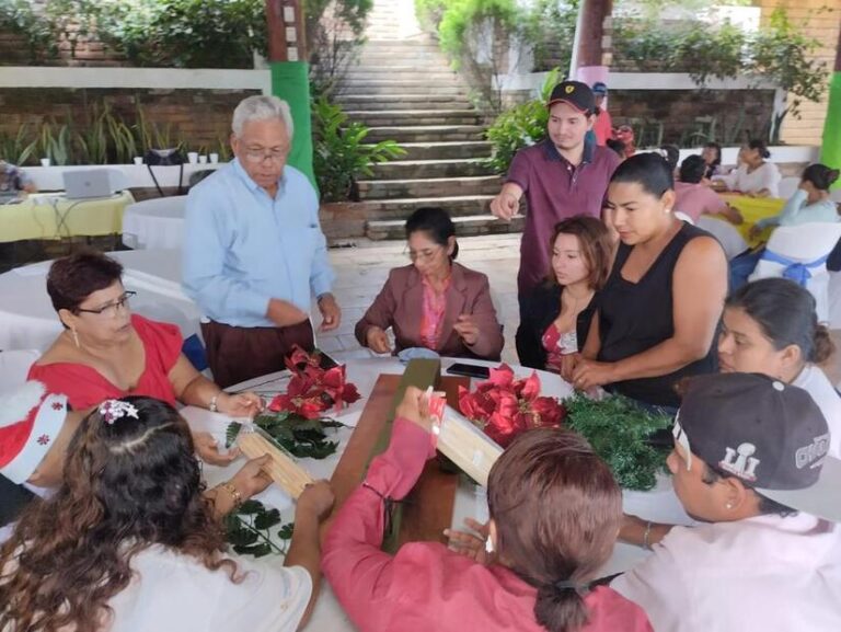 MEFCCA imparte taller de arreglos navideños