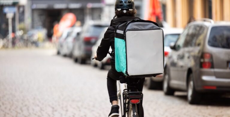 Repartidora llega a dejar un pedido y descubre infidelidad de su pareja