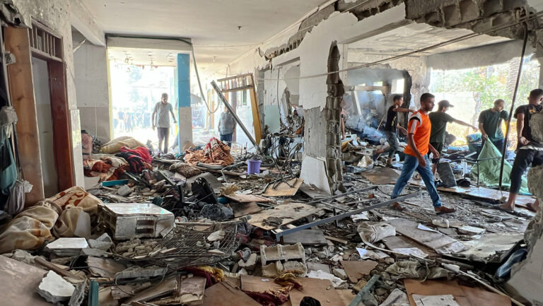 Ataque israelí a una escuela en la Franja de Gaza deja 30 muertos