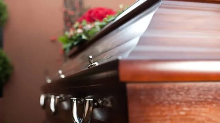 Le propone matrimonio a su pareja en el funeral de su padre