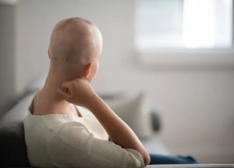 Finge tener cáncer para obtener dinero y darse la gran vida