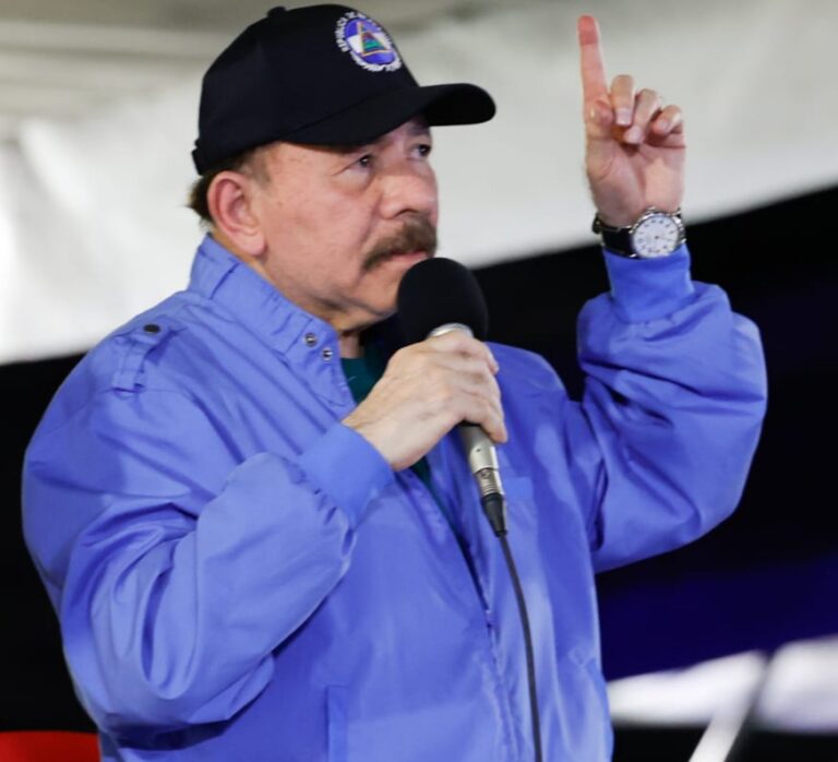 Presidente de Nicaragua juramenta ante la Bandera Azul, Blanco y Azul