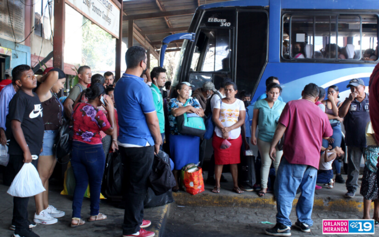 Familias viajan a los departamentos del país para vacaciones 