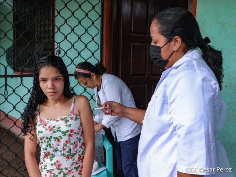 Familias del barrio B-15 se vacunan contra la Covid19