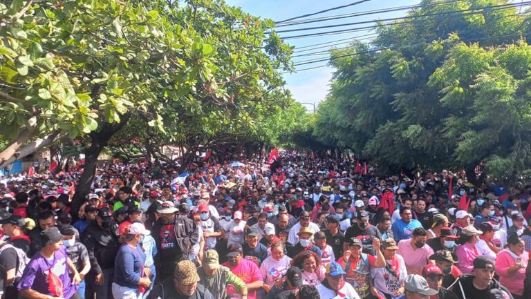 Militancia sandinista camina en saludo al 43/19 y al Comte.  Julio Buitrago