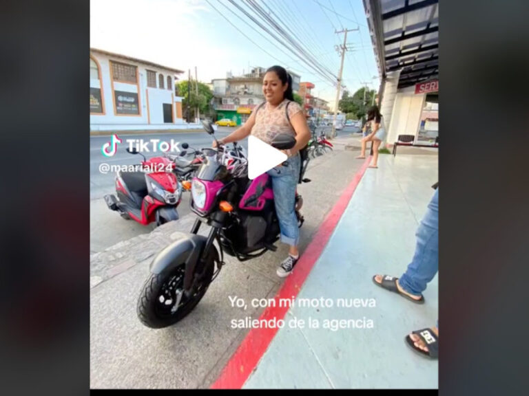 Mujer compra una moto y al salir de la agencia choca