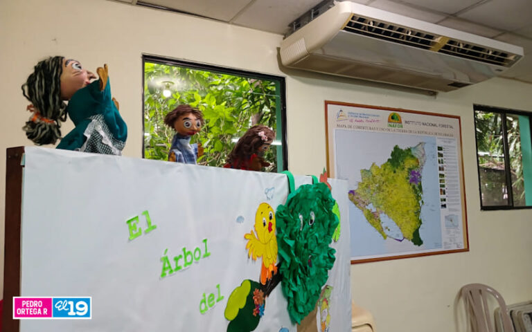 Niños disfrutan de la obra “El Árbol del Parque”