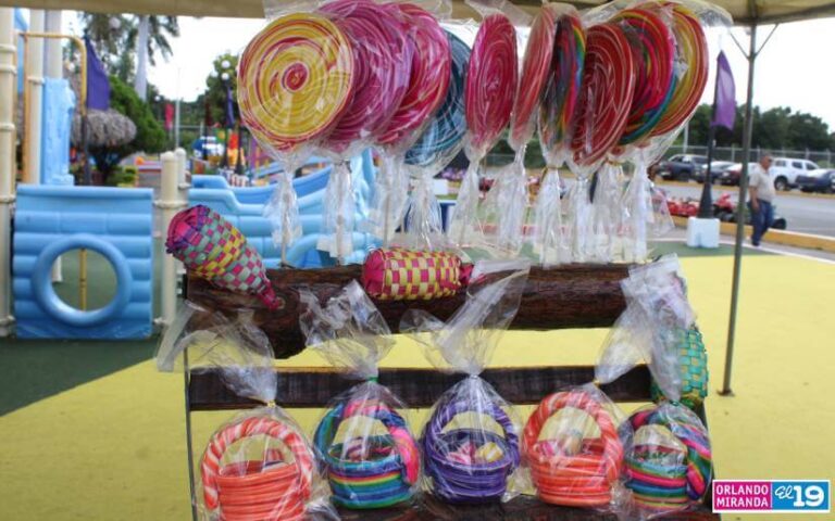 Ofertan dulces y matracas en el Puerto Salvador Allende