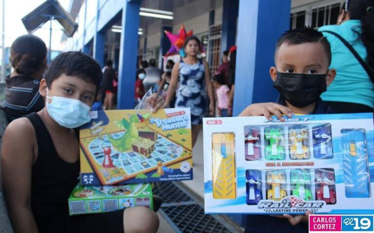 Gobierno entrega juguetes a los niños del Centro Educativo Cristobal Rugama