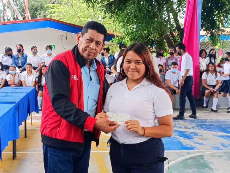 Entregan bono complementario a bachilleres del Colegio República de Cuba