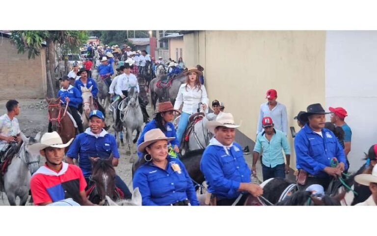 Celebran desfile ecuestre y pedida de mano de la novia hípica del municipio de Jalapa