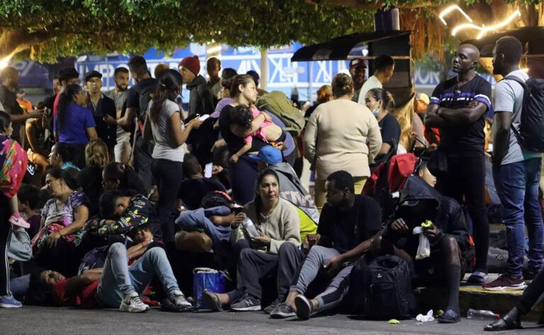 México dispersa a caravana de 180 migrantes