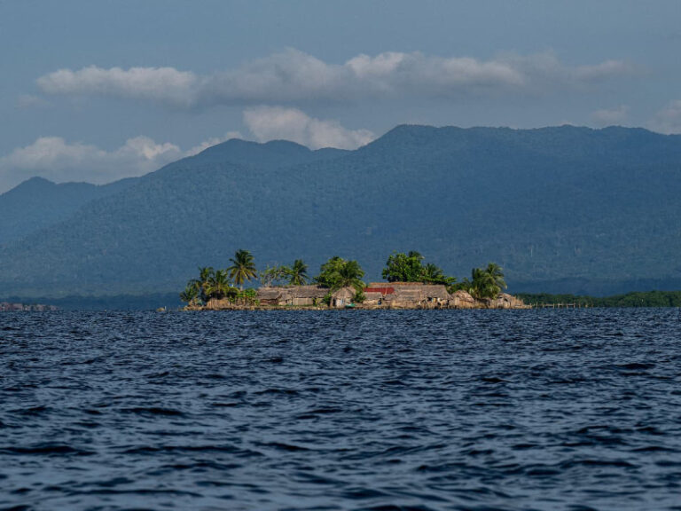 Se despiden de su isla en el Caribe antes de que se la trague el mar