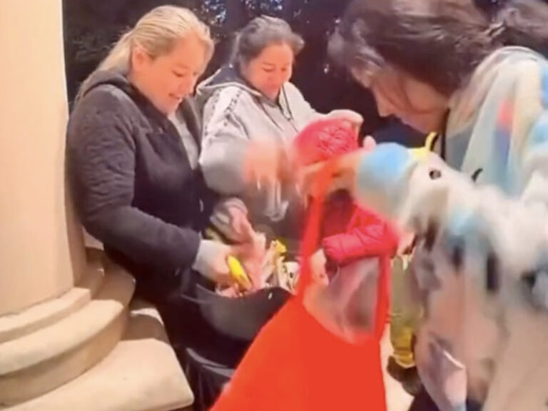 Mujeres se roba los dulces de Halloween