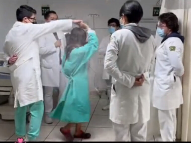 Enfermeros celebran los 15 años a paciente