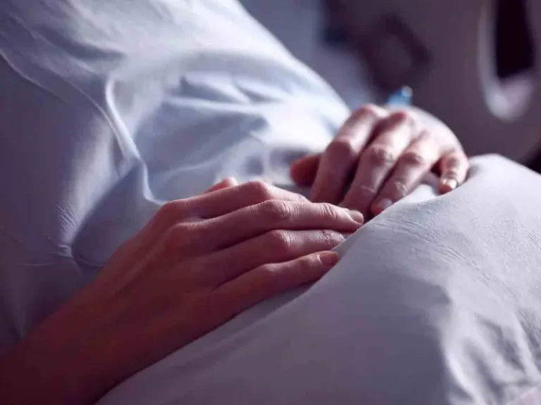 Abogada es operada de emergencia y su jefe la visita para comprobar que sea verdad