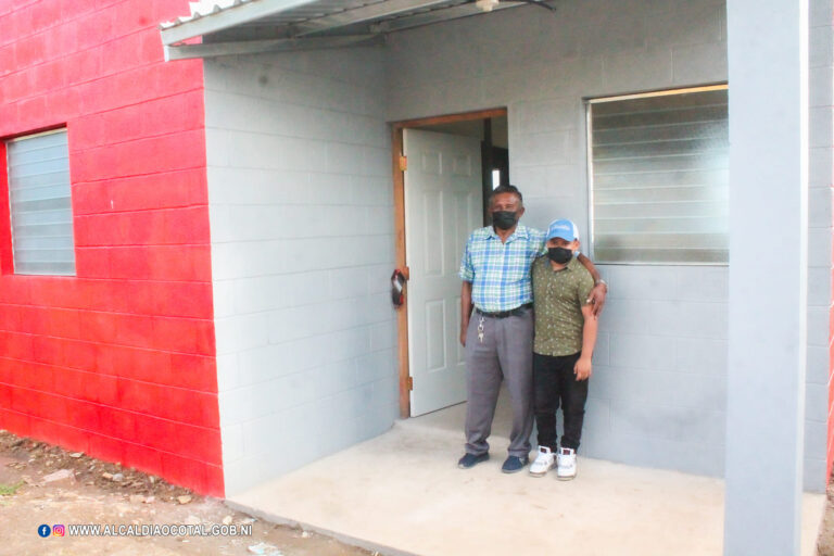 Dos familias reciben las llaves de sus viviendas en Ocotal