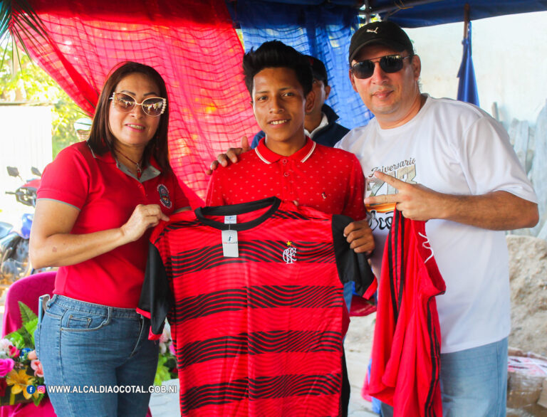 Alcaldía de Ocotal entrega uniformes a ligas municipales