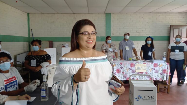 Candidata a vicealcaldesa de León del FSLN ejerce su derecho al voto