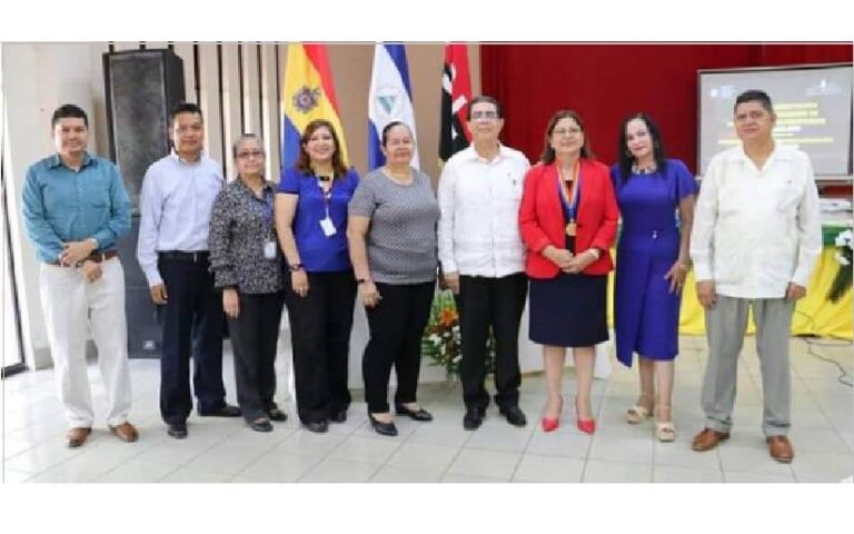 En el acto participan Estudiantes, Trabajadores Administrativos, Docentes de la UNAN FAREM Chontales, Autoridades del Gobierno Locales y de nuestro buen Gobierno Nacional.