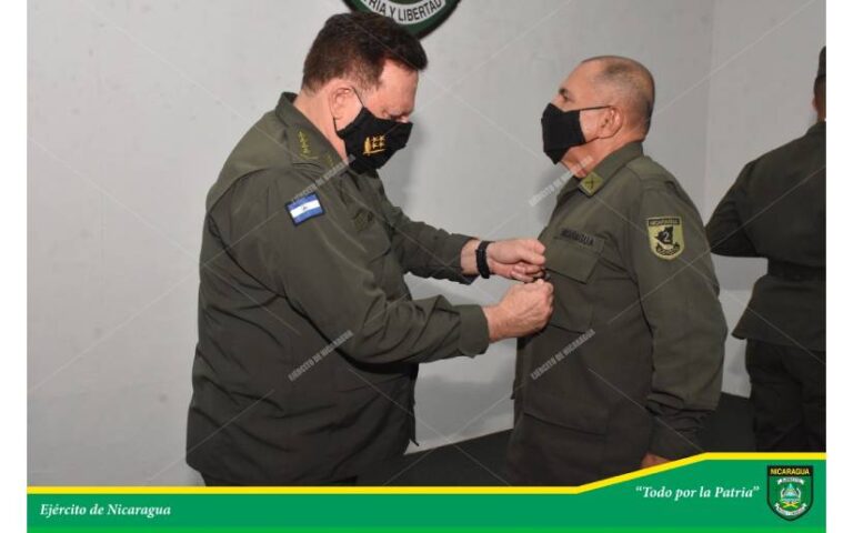 Ejército de Nicaragua condecora a oficiales que pasan a la condición de retiro