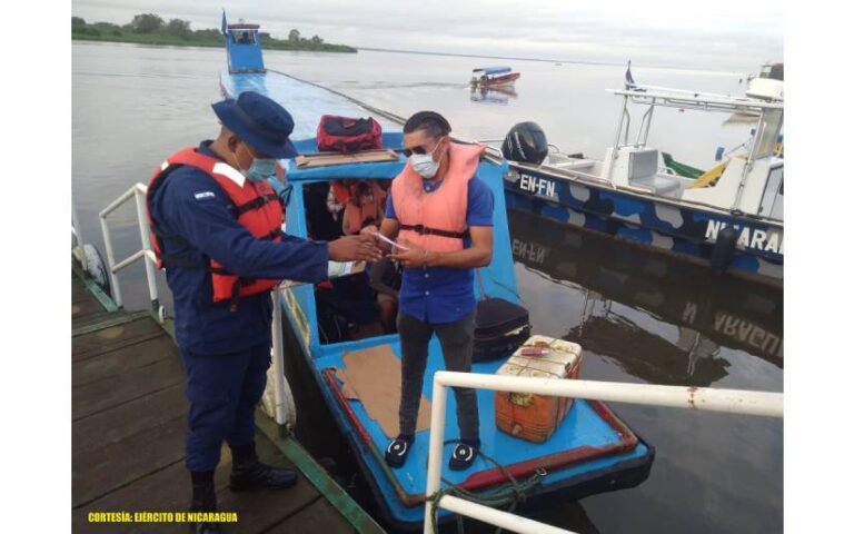 Fuerza Naval realiza inspección y protección a flota pesquera industrial