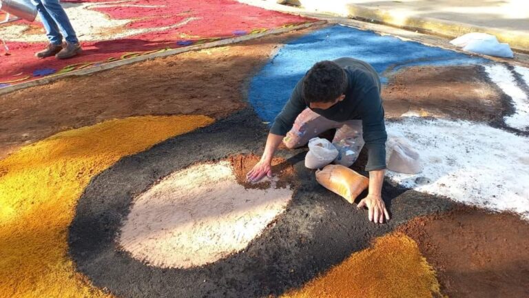 Artistas elaboran Alfombras Pasionarias en el Parque Central de Jinotepe