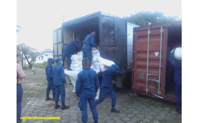 Fuerza Naval descarga paquetes alimenticios en el municipio de Bluefields