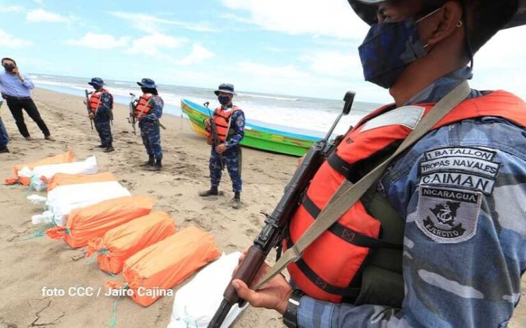 Ejército de Nicaragua intercepta lancha abandonada con 226 tacos de cocaína
