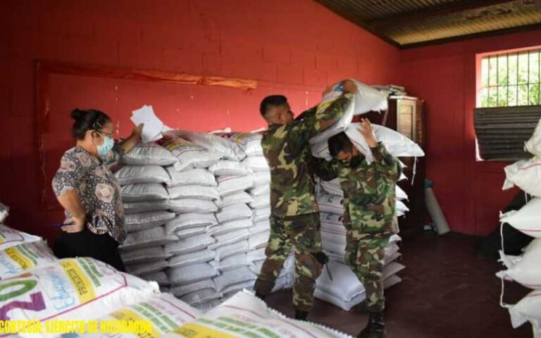 Ejército de Nicaragua realizó cargue, traslado y descargue de merienda escolar