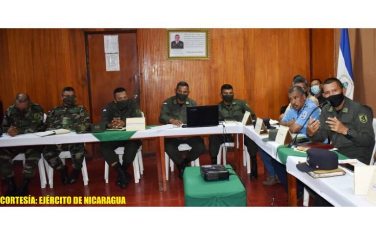 Ejército de Nicaragua en reunión con productores de café