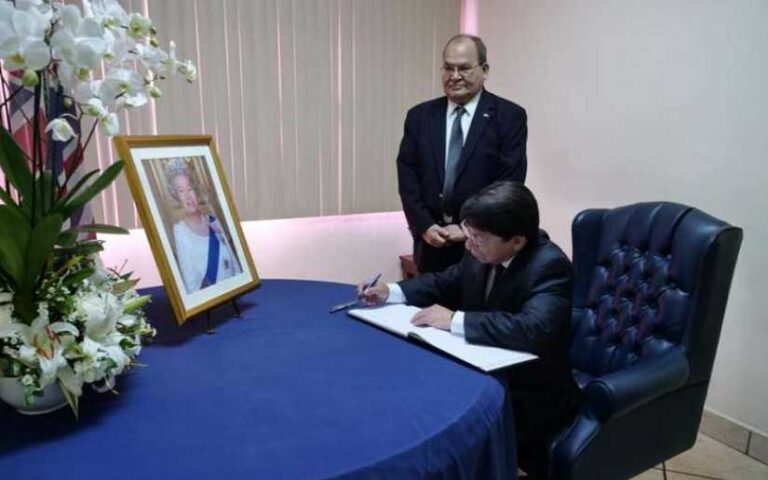 Firma de Libro de Condolencias por el fallecimiento de su Majestad la Reina Isabel II