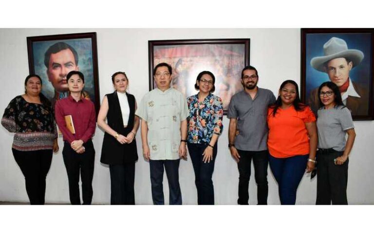 Embajador de China visita centro tecnológico de hotelería y turismo