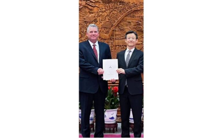 Compañero Ian Coronel Embajador de Nicaragua en China presenta Copias de Estilo