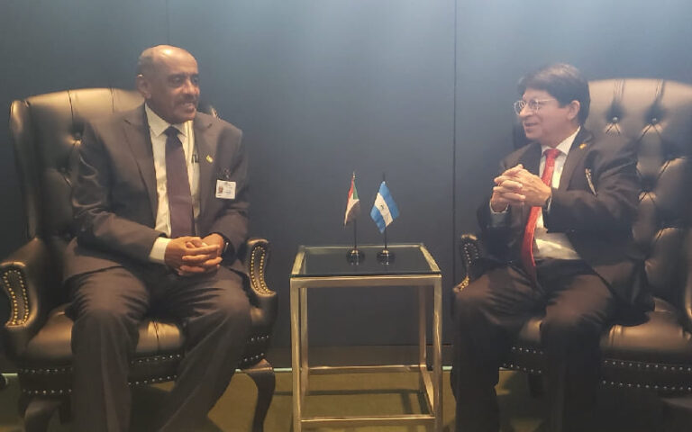 Canciller Denis Moncada se reúne con jefes de delegación de Mozambique y Sudán