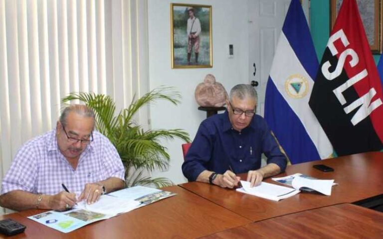 ENACAL firmó contrato de ampliación y mejoras de saneamiento en El Viejo