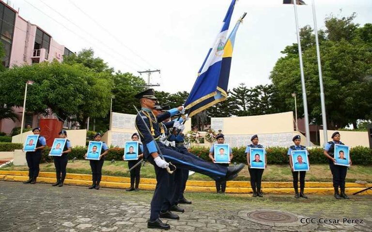 PN realiza un minuto de silencio por los héroes que ofrendaron sus vida por la Patria