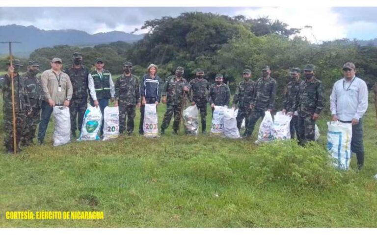 Ejército de Nicaragua participa en jornada de limpieza en los playones del lago Apanás