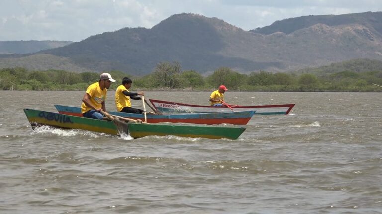 Realizan competencia de botes de remos en la playa El Maneadero