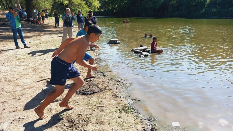 Familias visitan el Río el Guayabo