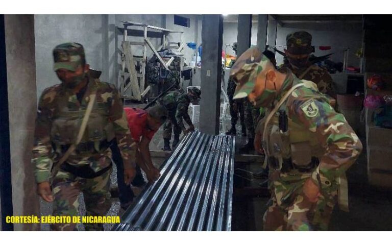Ejército de Nicaragua descarga ayuda humanitaria en el Caribe Sur