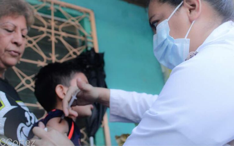 Aplican 99 mil dosis de vacunas durante la última semana