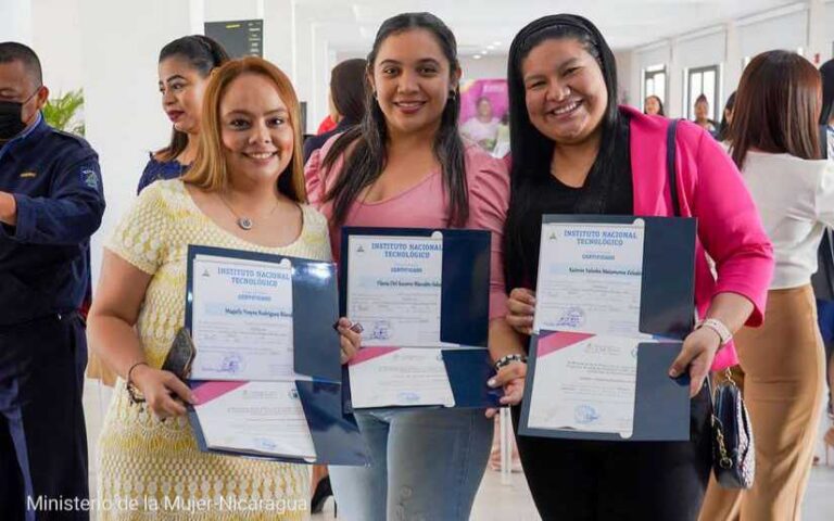 Gobierno de Nicaragua entrega certificados a servidores público y líderes territoriales