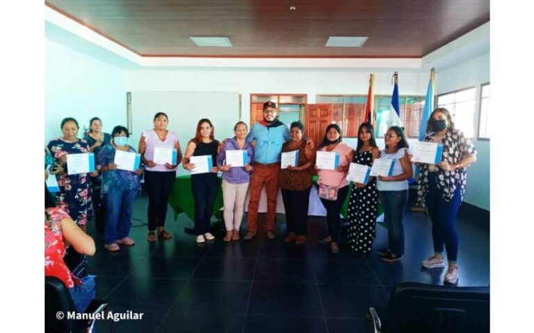 Protagonistas de Escuelas de Oficios reciben certificados