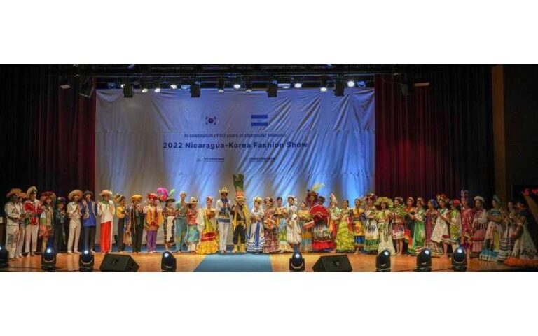 Trajes típicos nicaragüenses en la celebración de hermandad Nicaragua y Corea