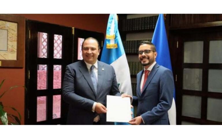 Embajador de Nicaragua entrega copias de estilo en Guatemala