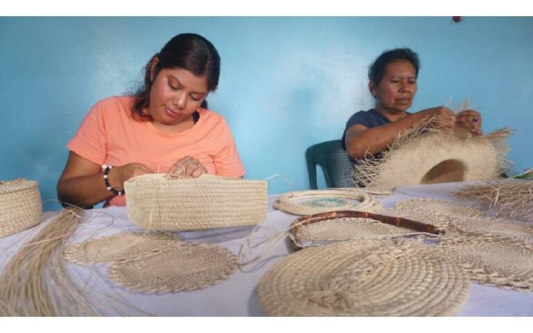 Delegación del Gobierno visita “Artesanía de Pita Mombachito” en Camoapa