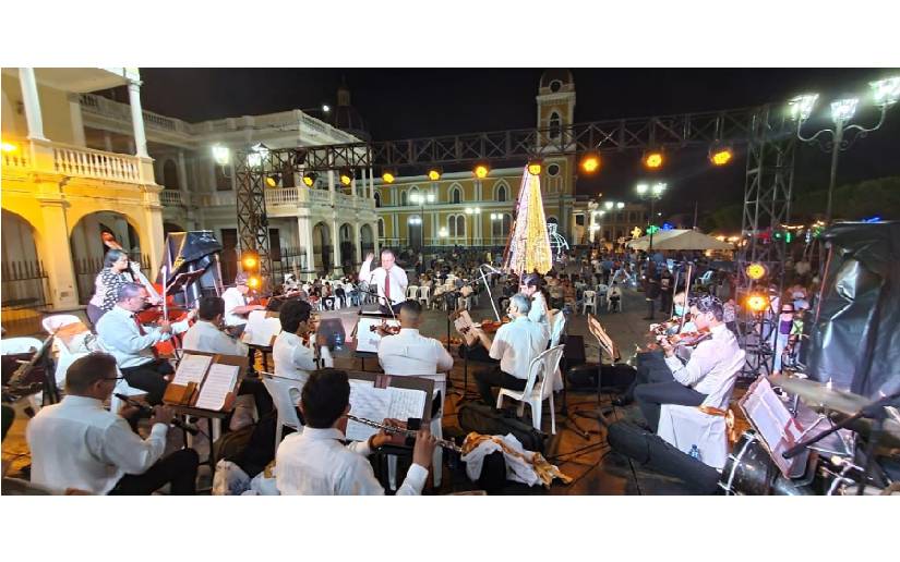Orquesta Nacional ofreció concierto de música navideña en Plaza de la Independencia de Granada.