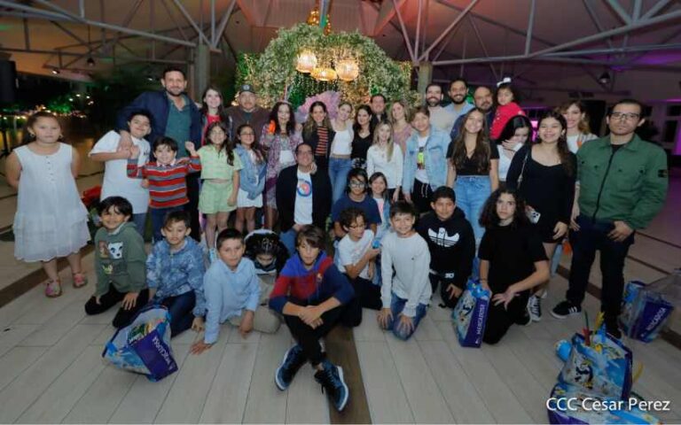 Presidente Daniel Ortega y Compañera Rosario le cantan a la Virgen María, Reina de la Paz